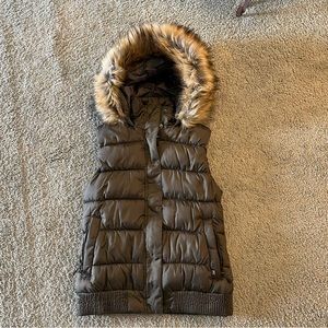 Women’s Merrell dark green puffer vest Size Small